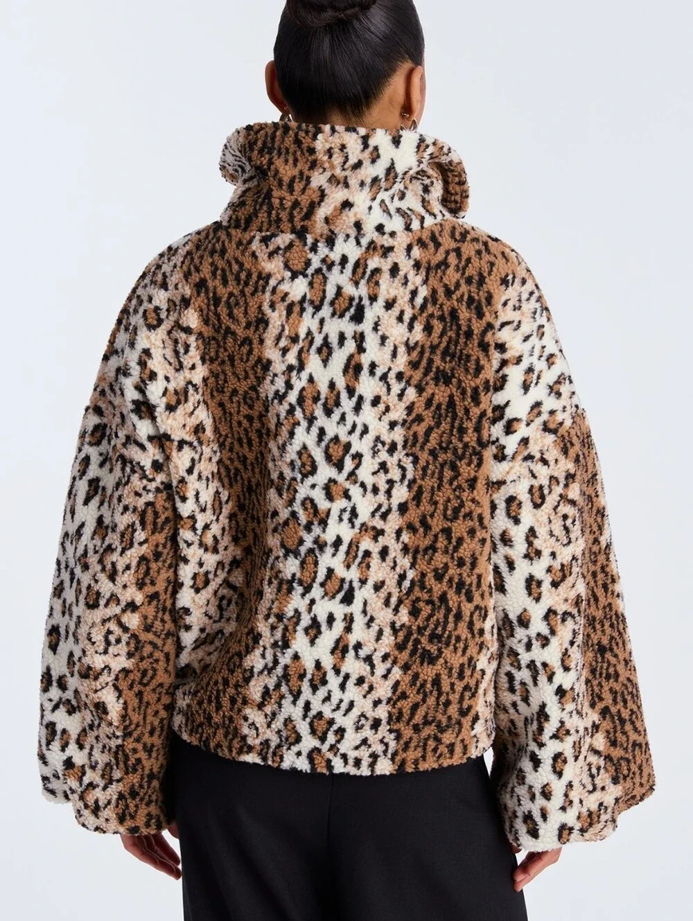 Short voluminous jacket (bomber) with leopard print, made of soft faux fur